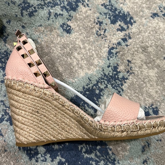 BRAND NEW. NEVER WORN. Beautiful soft pink wedges. - Picture 3 of 4